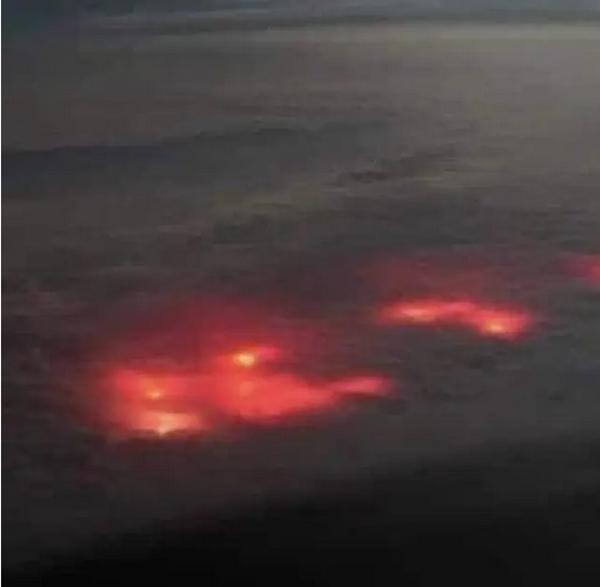 Phi công nhìn thấy ánh sáng đỏ bí ẩn trên mây khi bay qua Đại Tây Dương, có thể là gì? - Ảnh 2.