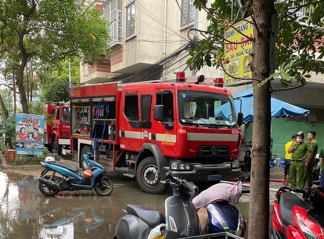  Nhà trong hẻm sâu ở TPHCM bất ngờ bốc cháy, 4 người may mắn thoát chết  - Ảnh 2.