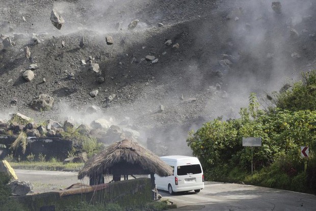 Cư dân miền Bắc Philippines ở trong lều vì lo ngại tiếp tục xảy ra các trận động đất - Ảnh 2.