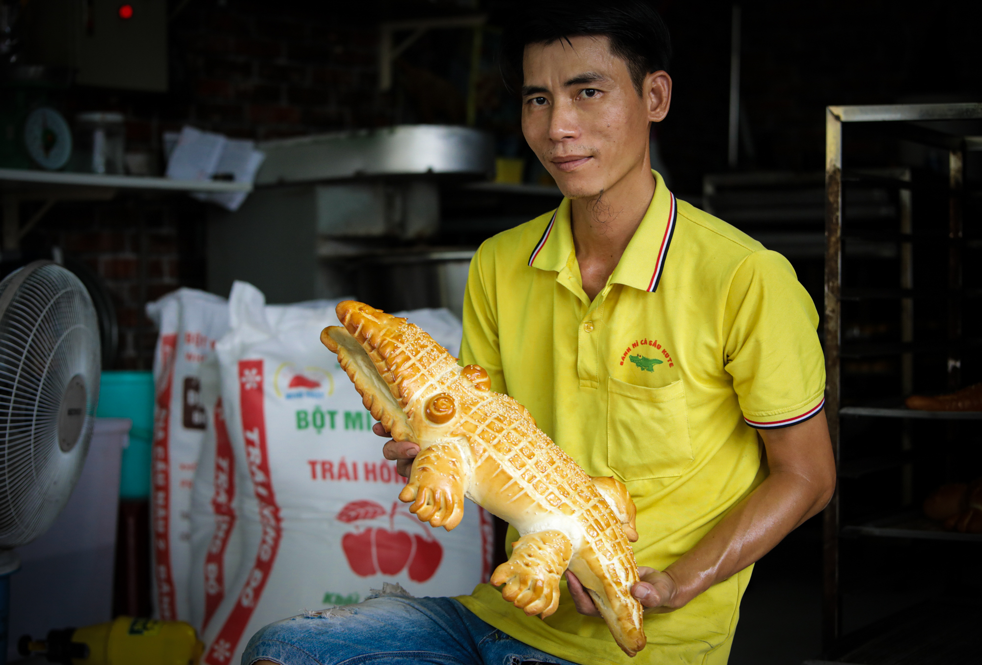 Bánh mì hình con cá sấu, ngựa, cua thu hút sự hiếu kỳ của nhiều người tại TP.HCM - Ảnh 10.