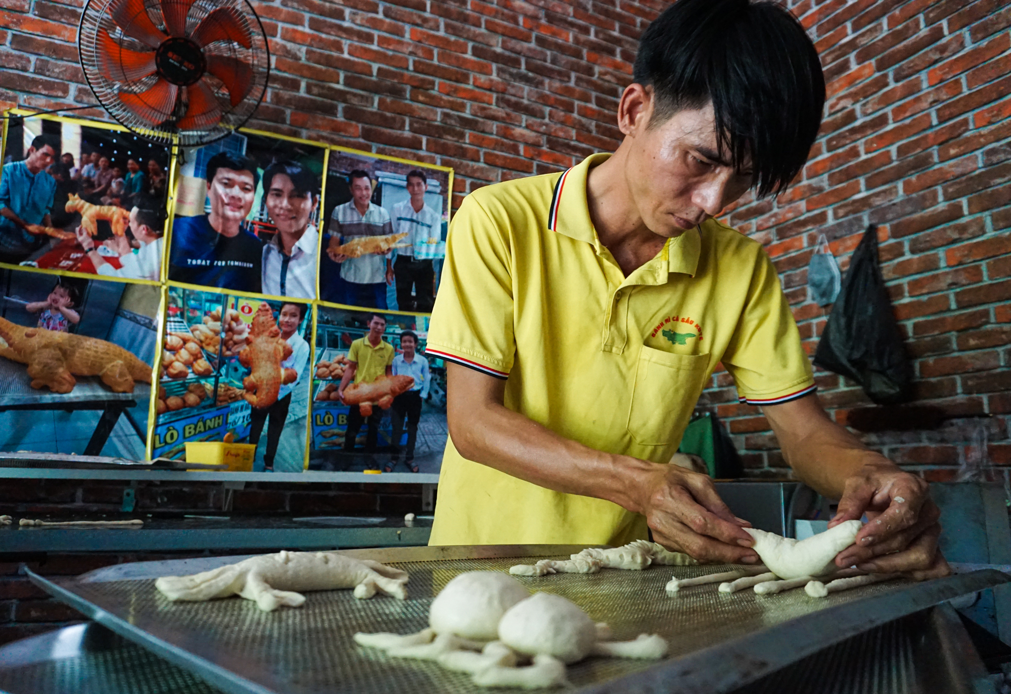 Bánh mì hình con cá sấu, ngựa, cua thu hút sự hiếu kỳ của nhiều người tại TP.HCM - Ảnh 2.