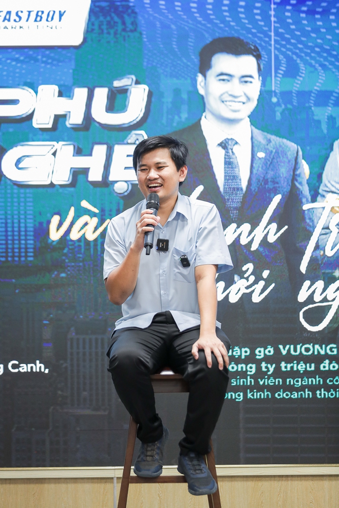  Triệu phú Vương Phạm mặc áo công nhân vệ sinh trò chuyện với sinh viên Việt, quan niệm ‘thà làm trùm thị trường ngách còn hơn bon chen với các bác ở thị trường to’  - Ảnh 2.