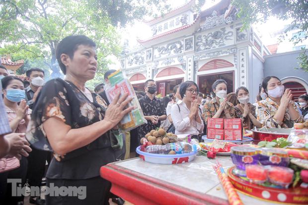 Đông nghẹt người dâng lễ tại Phủ Tây Hồ trong ngày đầu tháng cô hồn - Ảnh 16.