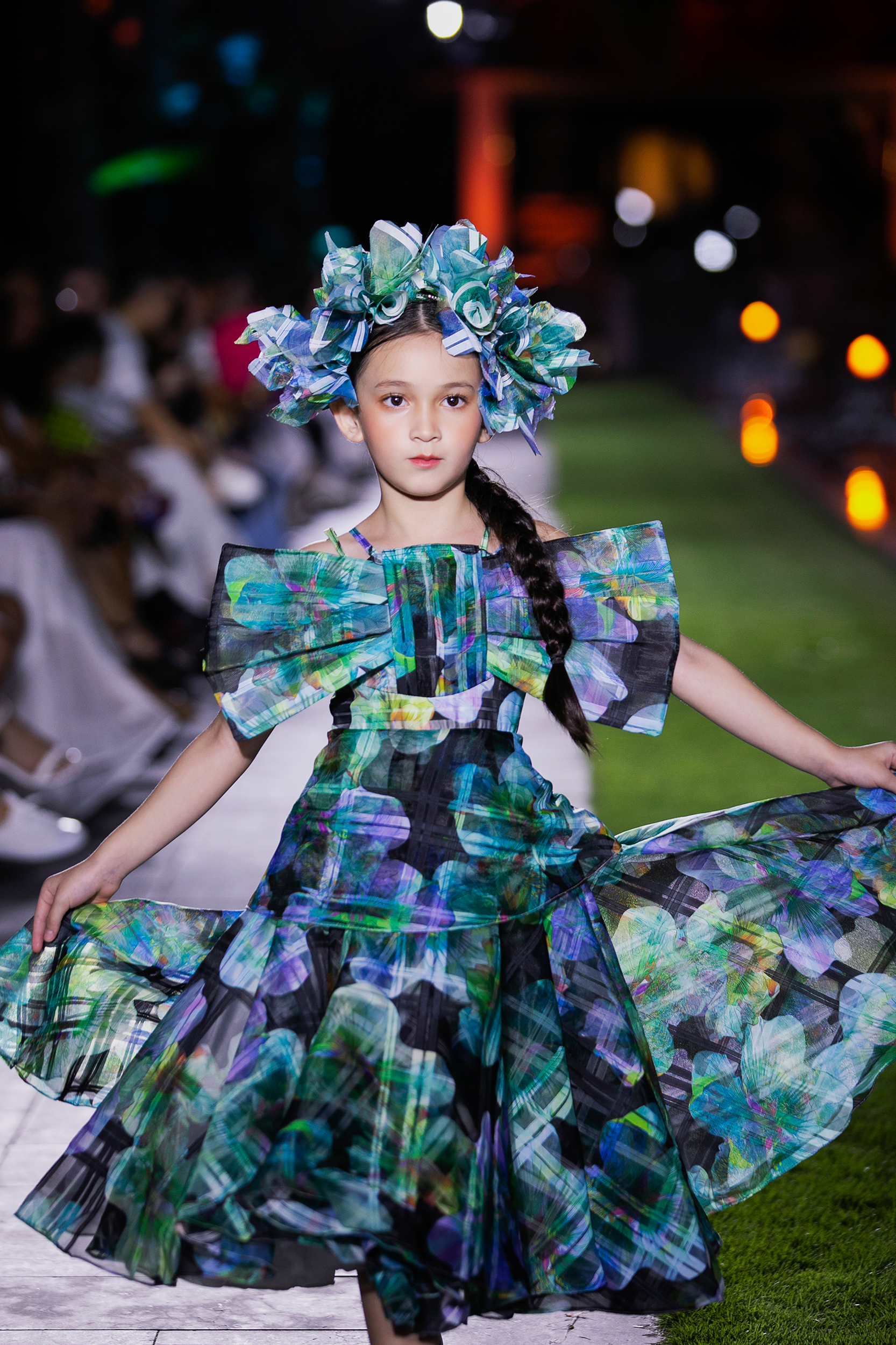 Hương Giang hóa nữ hoàng biển xanh trong show của Xuân Lan - Ảnh 7.