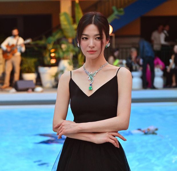 Song Hye Kyo hóa thiên nga đen đẹp lộng lẫy tại sự kiện cao cấp ở Paris - Ảnh 1.