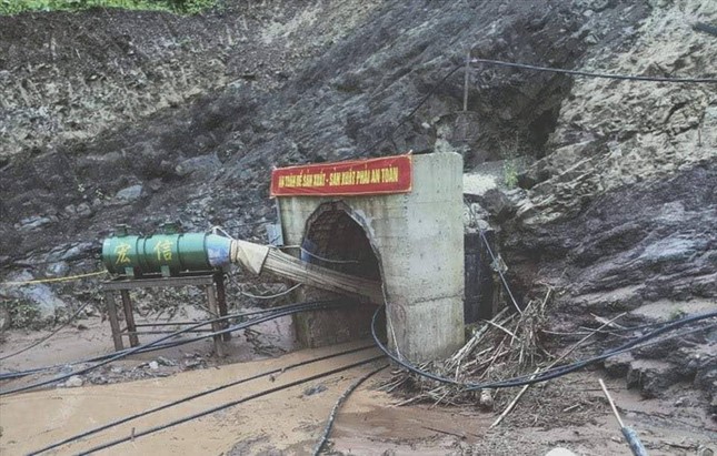  Bị lũ cuốn, công nhân mắc kẹt trong đường hầm dài 200m ngập nước ở Điện Biên  - Ảnh 1.
