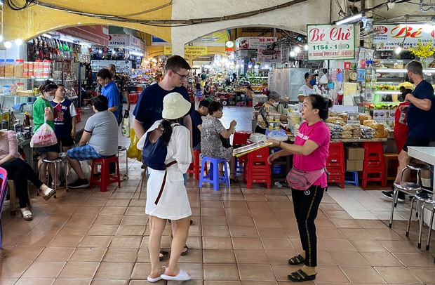  Chợ Bến Thành hồi sinh sau dịch Covid-19, du khách nước ngoài đã trở lại  - Ảnh 17.