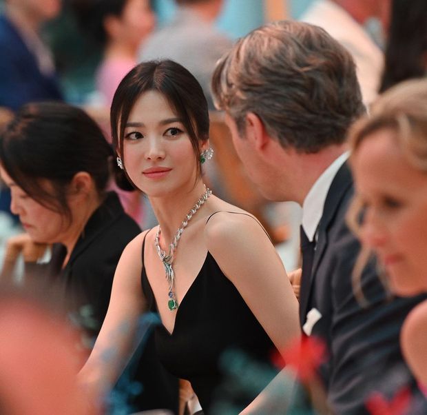 Song Hye Kyo hóa thiên nga đen đẹp lộng lẫy tại sự kiện cao cấp ở Paris - Ảnh 3.