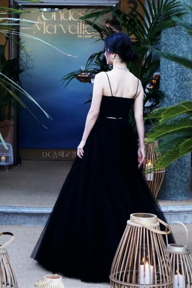 Song Hye Kyo hóa thiên nga đen đẹp lộng lẫy tại sự kiện cao cấp ở Paris - Ảnh 8.