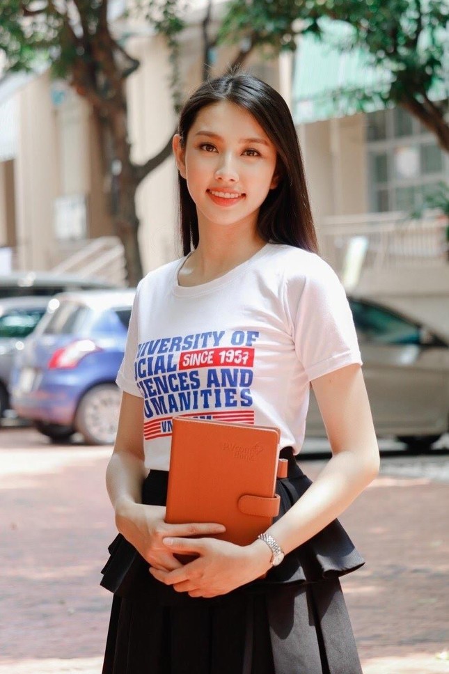 Ảnh thẻ thời đi học của Hoa hậu Thùy Tiên trông thế nào mà netizen khen nức nở? - Ảnh 3.