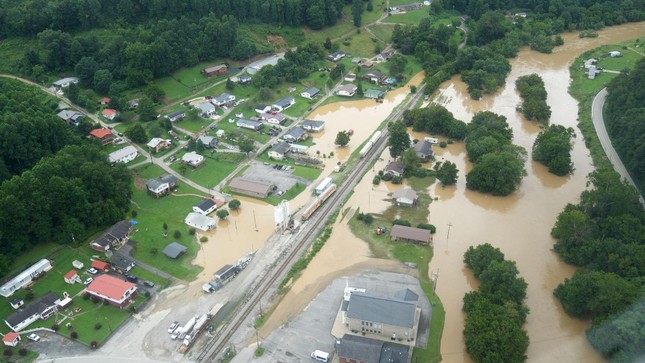  Mỹ: Mưa lớn gây đại hồng thủy ở Kentucky, 16 người thiệt mạng  - Ảnh 1.