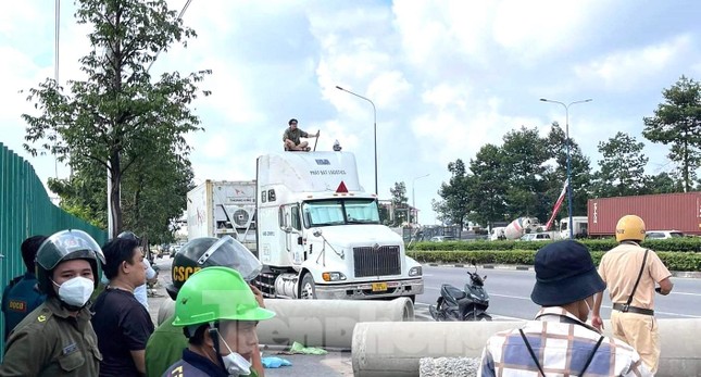  ‘Kiếm khách’ thách đấu tài xế container ở Bình Dương, cảnh sát phải đến giải vây  - Ảnh 1.