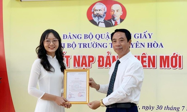 Nữ sinh Hà Nội đỗ 4 trường đại học tốp đầu được kết nạp Đảng  - Ảnh 1.