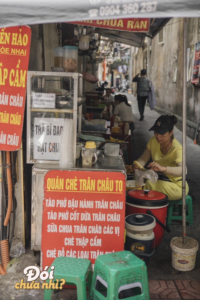 Không chỉ bít tết, con phố Hoè Nhai còn có rất nhiều hàng ăn ngon gắn liền với tuổi thơ các thế hệ Hà Nội - Ảnh 13.