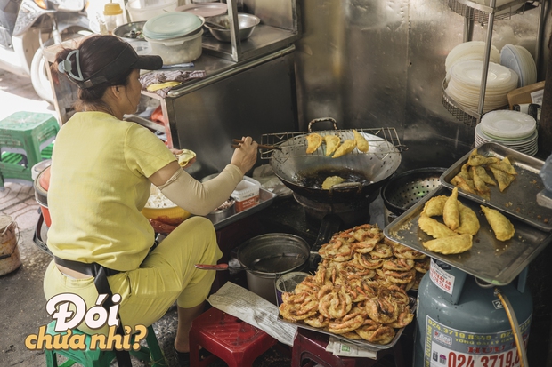 Không chỉ bít tết, con phố Hoè Nhai còn có rất nhiều hàng ăn ngon gắn liền với tuổi thơ các thế hệ Hà Nội - Ảnh 18.
