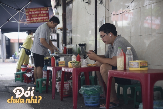 Không chỉ bít tết, con phố Hoè Nhai còn có rất nhiều hàng ăn ngon gắn liền với tuổi thơ các thế hệ Hà Nội - Ảnh 19.