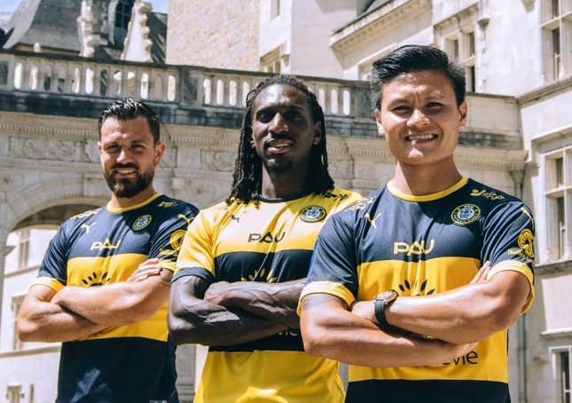 Quang Hải làm ngôi sao trung tâm khi Pau FC ra mắt áo đấu mới