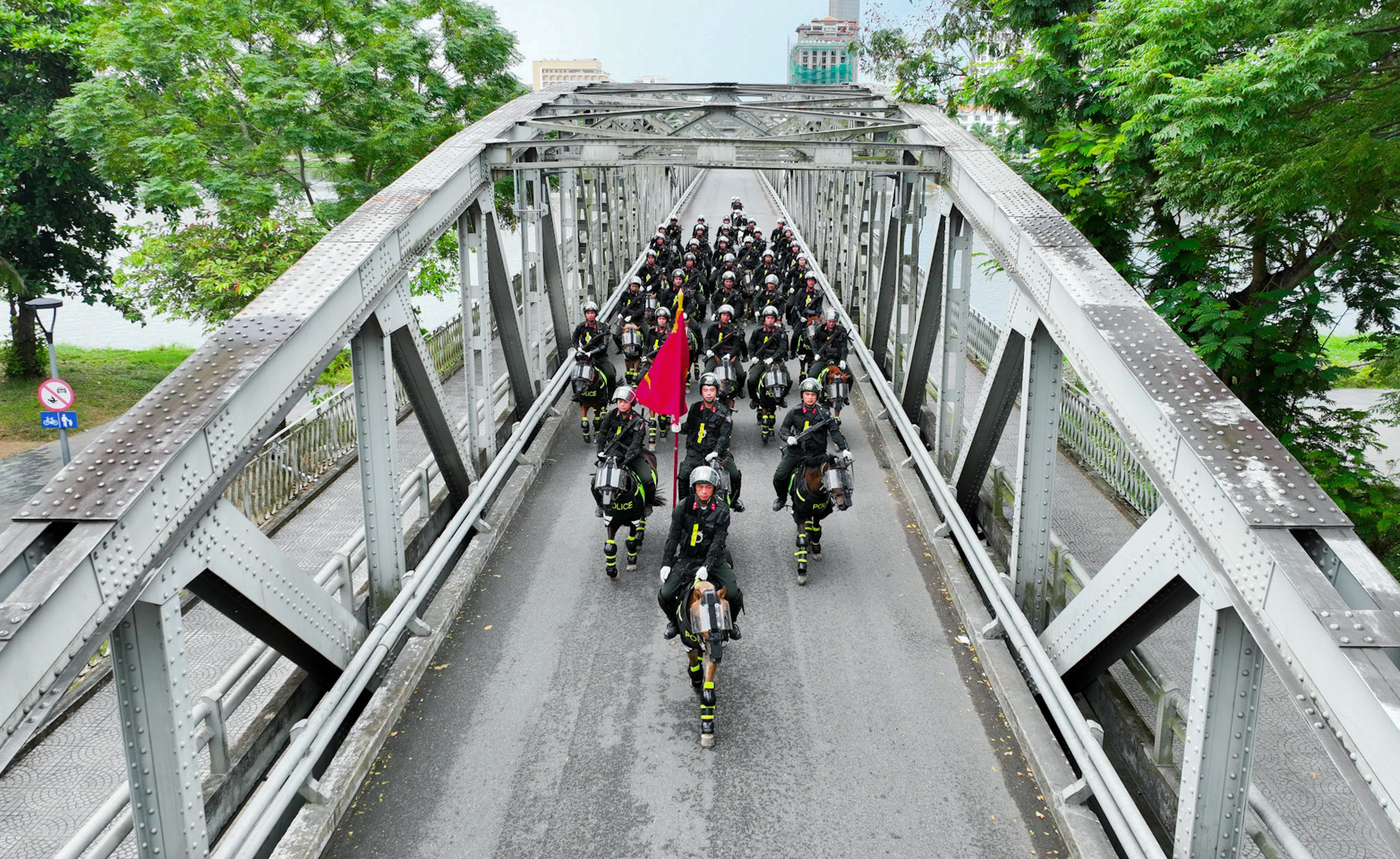 40 chiến sĩ Cảnh sát Cơ động cưỡi ngựa qua cầu Trường Tiền thu hút sự chú ý của người dân - Ảnh 3.