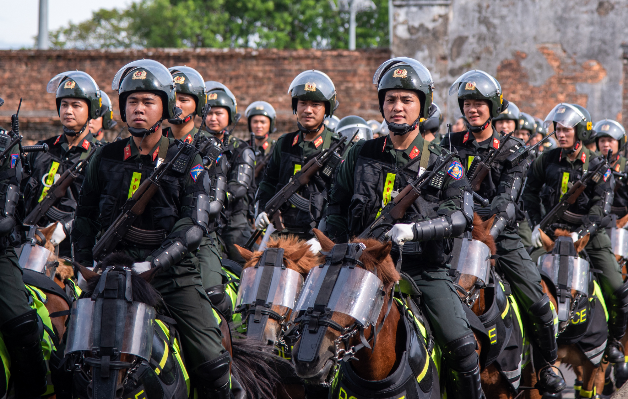 40 chiến sĩ Cảnh sát Cơ động cưỡi ngựa qua cầu Trường Tiền thu hút sự chú ý của người dân - Ảnh 5.