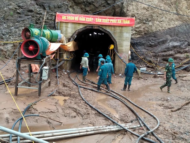 Nóng: Hàng trăm người hối hả giải cứu công nhân mắc kẹt trong hầm thủy điện ở Điện Biên - Ảnh 1.