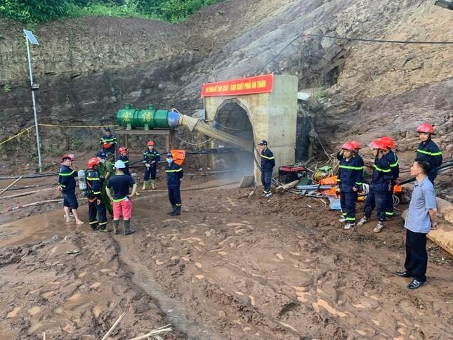 Nóng: Hàng trăm người hối hả giải cứu công nhân mắc kẹt trong hầm thủy điện ở Điện Biên - Ảnh 8.
