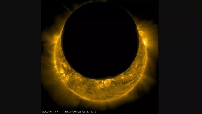 Nhật thực tuyệt đẹp được NASA chụp cận cảnh đáng kinh ngạc - Ảnh 1.