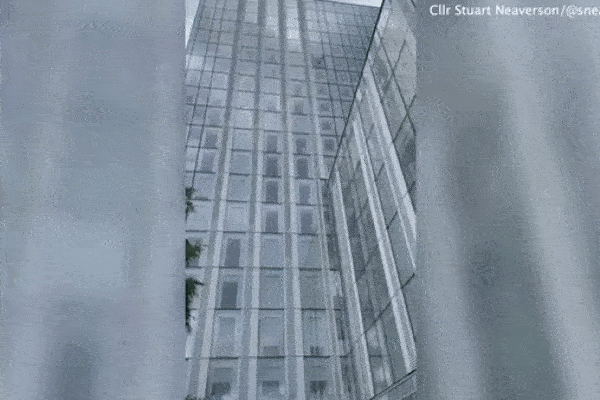 Khoảnh khắc kinh hoàng tấm kính lớn rơi từ tầng 12 tòa nhà cao tầng - Ảnh 1.