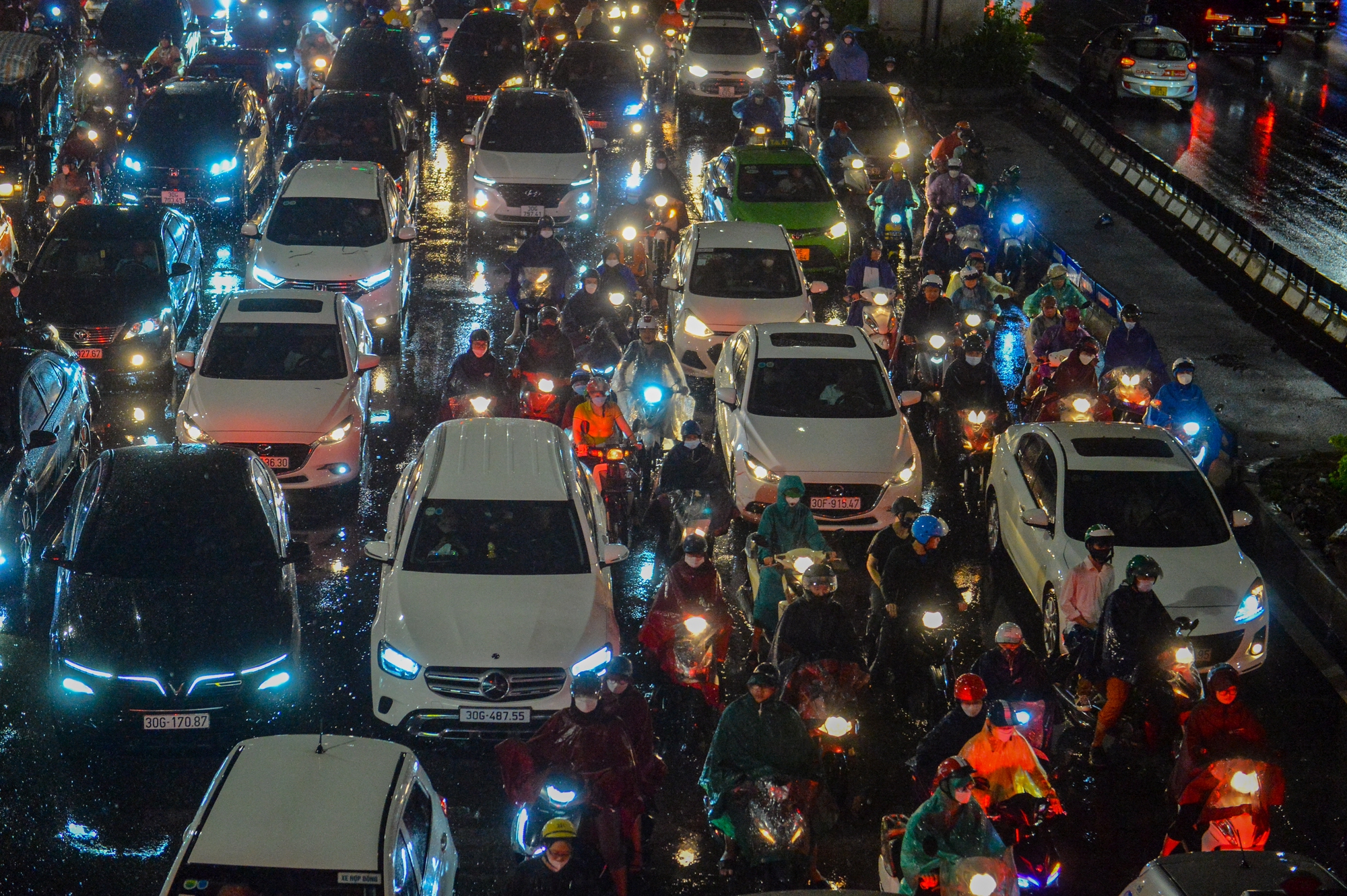 Mưa xối xả khiến đường Hà Nội chìm trong biển nước, sóng đánh đổ xe máy - Ảnh 12. Mưa xối xả khiến đường Hà Nội chìm trong biển nước, sóng đánh đổ xe máy - Ảnh 12.