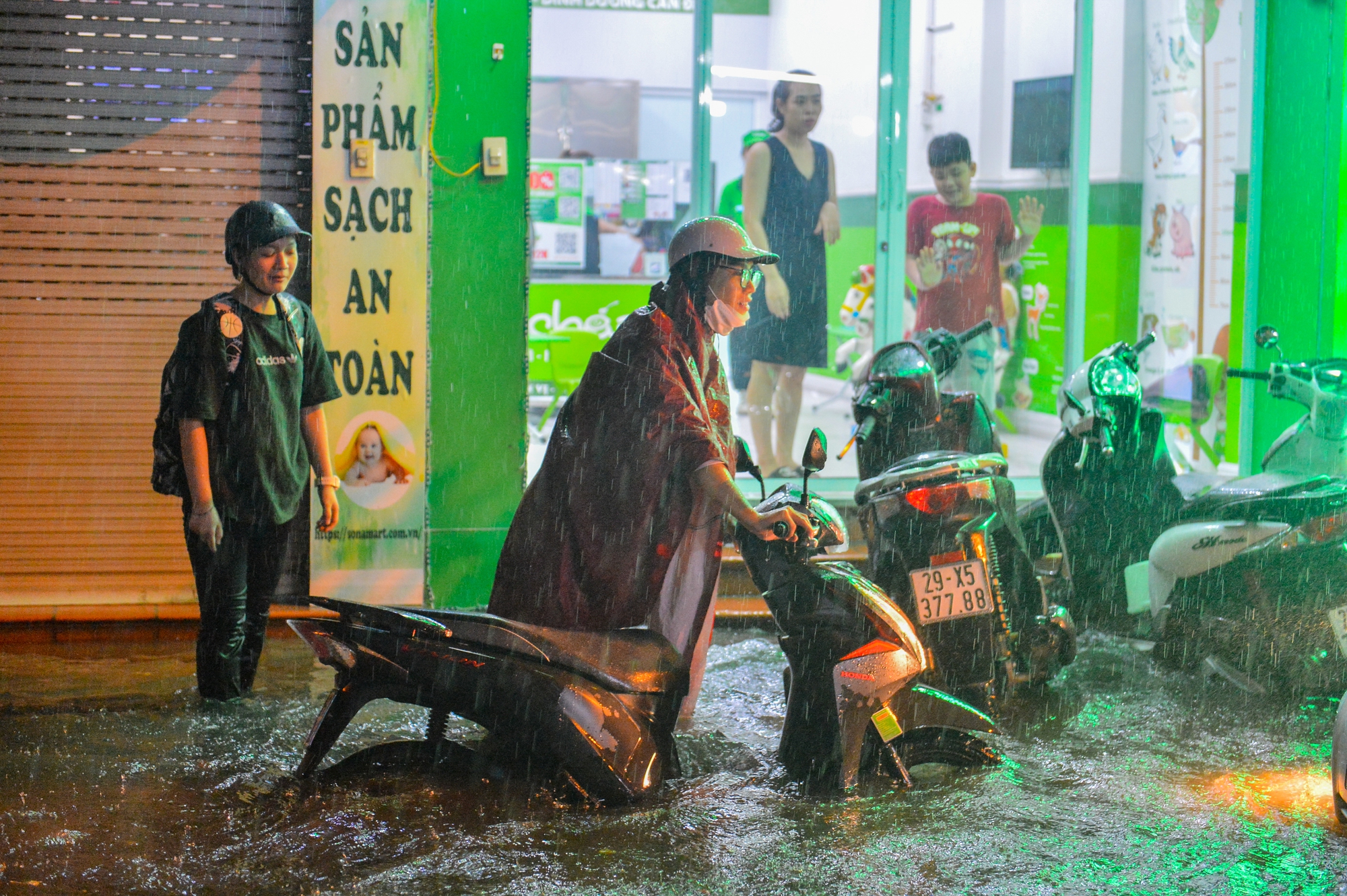 Mưa xối xả khiến đường Hà Nội chìm trong biển nước, sóng đánh đổ xe máy - Ảnh 3. Mưa xối xả khiến đường Hà Nội chìm trong biển nước, sóng đánh đổ xe máy - Ảnh 3.