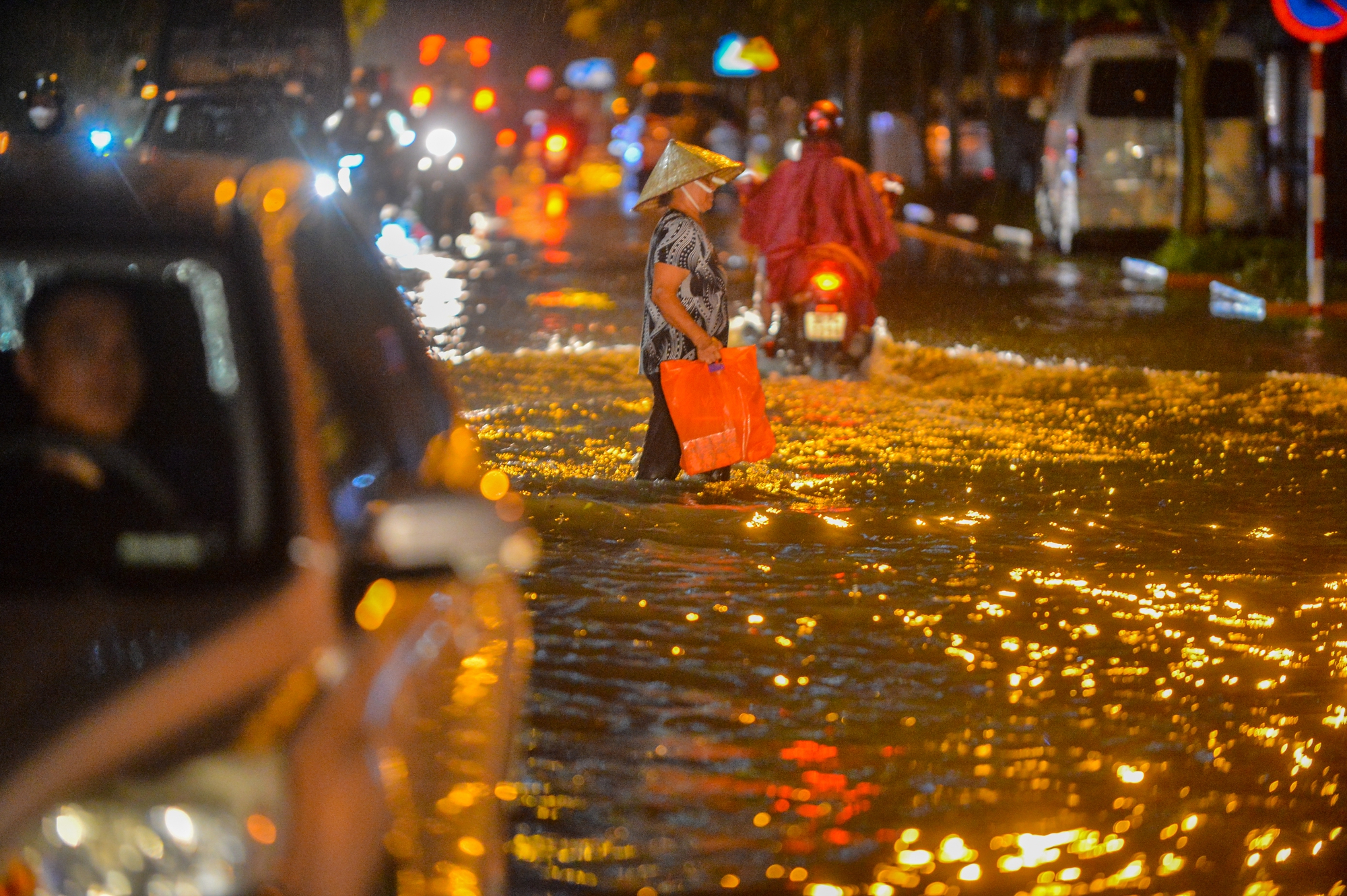 Mưa xối xả khiến đường Hà Nội chìm trong biển nước, sóng đánh đổ xe máy - Ảnh 5.
