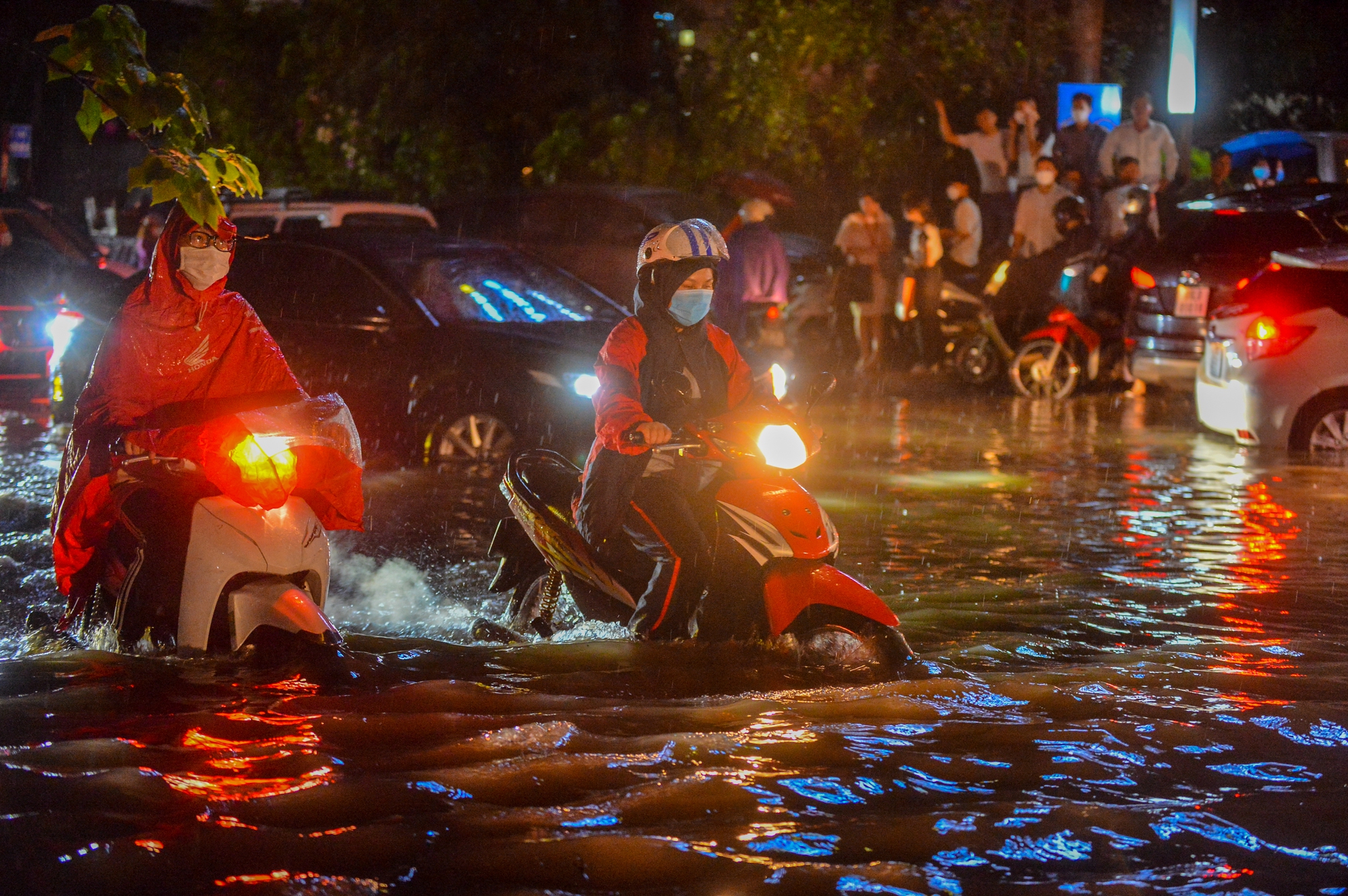 Mưa xối xả khiến đường Hà Nội chìm trong biển nước, sóng đánh đổ xe máy - Ảnh 6.