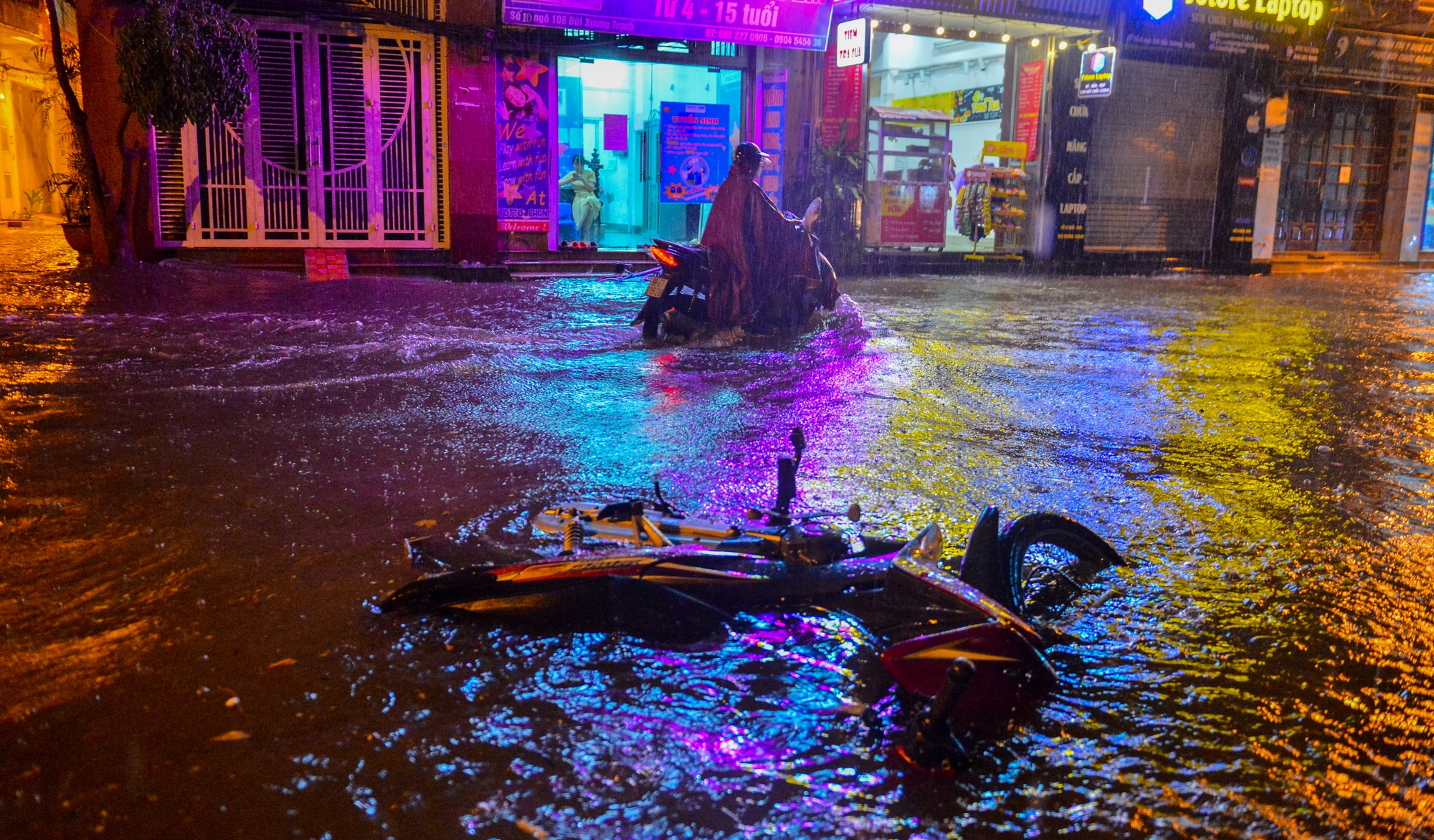 Mưa xối xả khiến đường Hà Nội chìm trong biển nước, sóng đánh đổ xe máy - Ảnh 10.