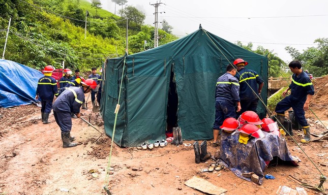 Vợ công nhân bị lũ cuốn vào hầm thủy điện ở Điện Biên chờ chồng suốt 48 tiếng - Ảnh 2.