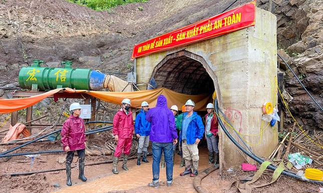 Vợ công nhân bị lũ cuốn vào hầm thủy điện ở Điện Biên chờ chồng suốt 48 tiếng - Ảnh 3.