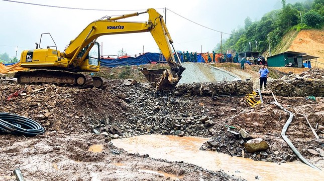 Vợ công nhân bị lũ cuốn vào hầm thủy điện ở Điện Biên chờ chồng suốt 48 tiếng - Ảnh 4.