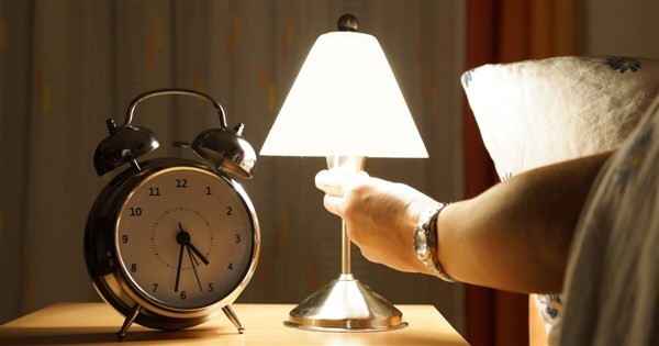 Ngủ bật đèn ảnh hưởng tới sức khỏe - Ảnh 1.