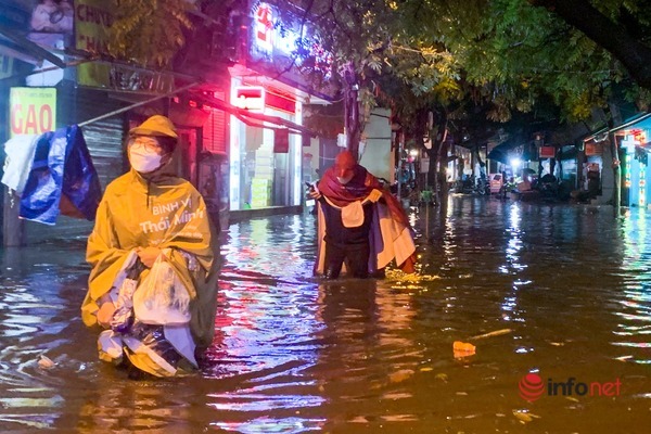 Hà Nội: Cơn mưa lớn kéo dài, nhiều tuyến phố ngập úng, người dân phải dùng xô tát nước ra khỏi nhà - Ảnh 11.