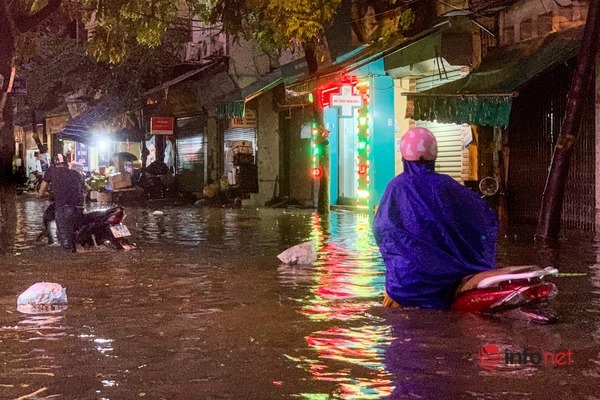Hà Nội: Cơn mưa lớn kéo dài, nhiều tuyến phố ngập úng, người dân phải dùng xô tát nước ra khỏi nhà - Ảnh 9.