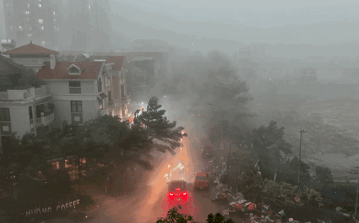 CLIP: Hà Nội trời tối đen, gió lốc ào ào, mưa như trút vào giờ cao điểm tan tầm