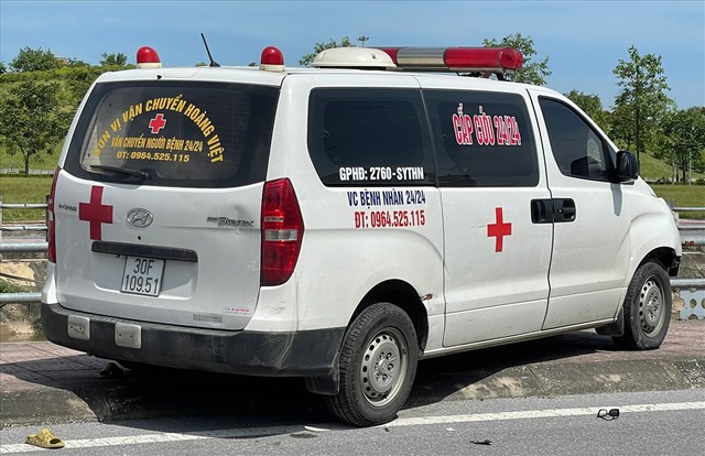 2 nữ sinh bị thương nặng do va chạm với xe ô tô cứu thương chưa được cấp phép - Ảnh 1.