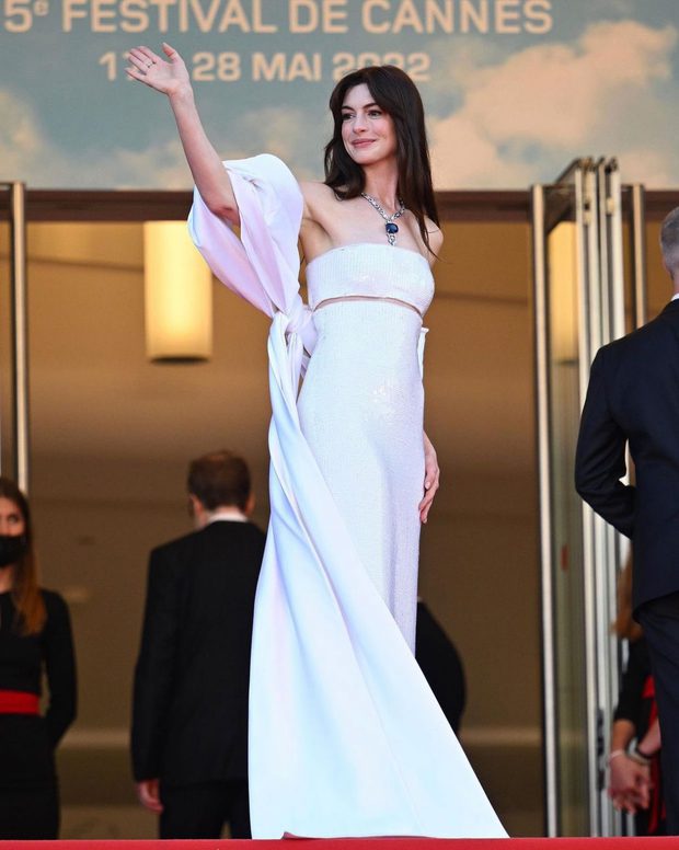 Clip người qua đường tình cờ gặp Anne Hathaway ở Cannes, chỉ 9 giây cũng đủ gây sốt vì nhan sắc thật của báu vật Hollywood - Ảnh 3.