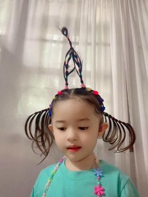 Người mẹ Thái Lan ngày nào cũng tạo kiểu tóc “kỳ thú” cho con gái, dân mạng cực ấn tượng - Ảnh 3.