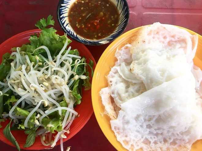 Dạo một vòng khu chợ rẻ bậc nhất Việt Nam tại Bình Định: Cầm 50k ăn được đủ món - Ảnh 4.