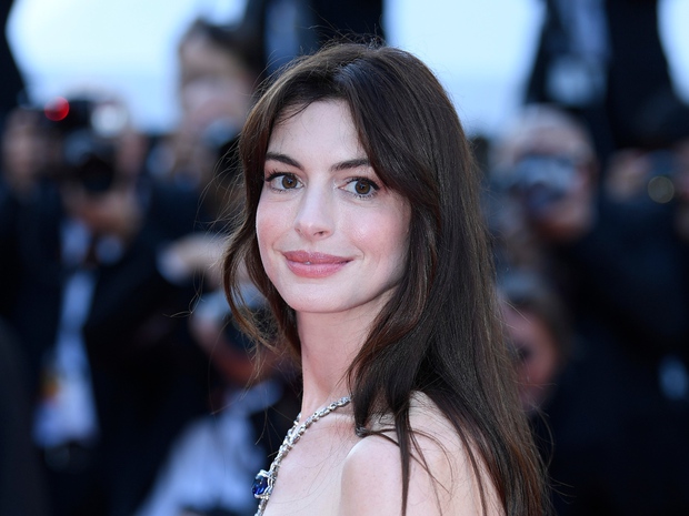 Clip of passerby accidentally meeting Anne Hathaway in Cannes, just 9 seconds is enough to cause a fever because of the true beauty of Hollywood treasure - Photo 10.