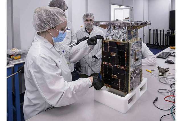 Vệ tinh 32,7 triệu USD của Mỹ mất tích trên đường lên mặt trăng - Ảnh 2. Vệ tinh 32,7 triệu USD của Mỹ mất tích trên đường lên mặt trăng - Ảnh 2.