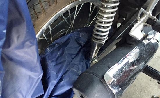 Gặp nạn do mặc áo chống nắng, trùm áo mưa đi xe máy: Cần lưu ý gì để đảm bảo an toàn? - Ảnh 2. Gặp nạn do mặc áo chống nắng, trùm áo mưa đi xe máy: Cần lưu ý gì để đảm bảo an toàn? - Ảnh 2.