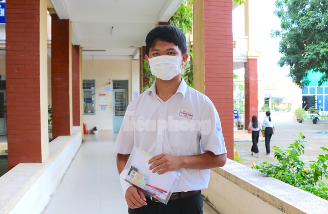 Phòng thi đặc biệt của thí sinh bị gãy cổ tay không thể viết bài - Ảnh 1. Phòng thi đặc biệt của thí sinh bị gãy cổ tay không thể viết bài - Ảnh 1.