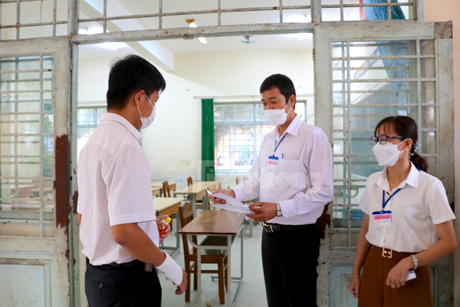 Phòng thi đặc biệt của thí sinh bị gãy cổ tay không thể viết bài - Ảnh 2. Phòng thi đặc biệt của thí sinh bị gãy cổ tay không thể viết bài - Ảnh 2.