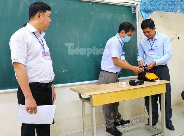 Phòng thi đặc biệt của thí sinh bị gãy cổ tay không thể viết bài - Ảnh 4. Phòng thi đặc biệt của thí sinh bị gãy cổ tay không thể viết bài - Ảnh 4.