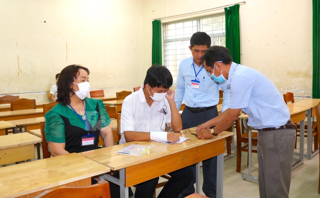 Phòng thi đặc biệt của thí sinh bị gãy cổ tay không thể viết bài - Ảnh 5. Phòng thi đặc biệt của thí sinh bị gãy cổ tay không thể viết bài - Ảnh 5.